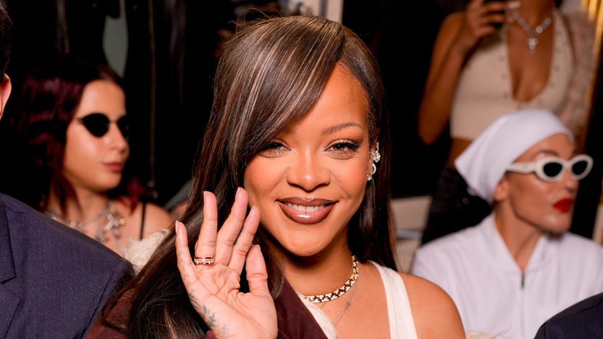 Rihanna Flashes Her Panties As She Abandons Summer Six Pack Abs Flaunts New Hairstyle